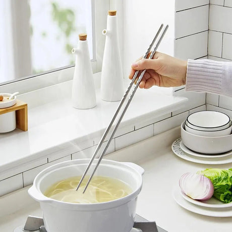 baguettes-japonaises-de-cuisine-en-metal